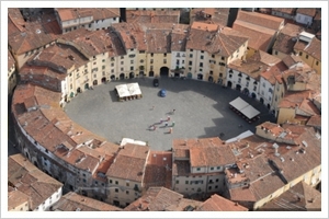 LUCCA - Piazza Anfiteatro